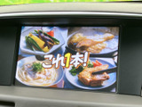 画面に映像を表示でき、停車中の休憩時間にもテレビや映像を楽しめます。画面が見やすい位置にあり、車内で過ごすひとときに便利な装備です。