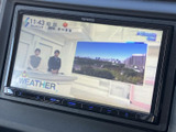 停車中にテレビ番組を視聴できる画面を装備。見やすい大きさで表示され、休憩時などに映像を楽しめます。運転中は視聴せず、安全に配慮してご利用ください。