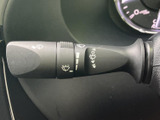 運転席から手元で確認しやすい位置にあり、表示を見ながら操作できます。天候の変化に応じて使いやすく、雨の日の移動でも運転に集中しやすい配置です。