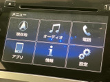 現在地やオーディオ、電話、アプリ、情報、設定の項目が画面にまとまり、使いたい機能を見つけやすい表示です。メニューから必要な項目を選べるため、目的に合わせて確認しやすく、日々の車内で便利に活用できます。