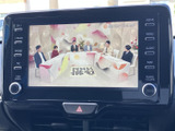 停車中にテレビ映像を視聴でき、待ち時間などの過ごし方の幅が広がります。画面上で番組を確認できるため、車内で映像を楽しみたい方にも便利な装備です。