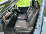 運転席と助手席が並ぶ前席は、シートに身体を預けて落ち着いて過ごせる空間です。前方を見渡しやすい視界と、手の届きやすい収納まわりが備わり、毎日の移動も快適にお使いいただけます。