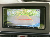 後方の映像にガイド線が重なって表示され、駐車時に車両後方や進路を確認する際に役立ちます。周囲を目視で確かめながら、落ち着いて駐車操作を行えます。