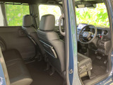 後席側から前方まで見通しやすく、車内全体の広がりを感じられるレイアウトです。前席の背もたれには乗降時につかめるグリップも備わり、移動を助けます。