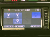 AM・FMやBluetooth、テレビなど、複数の音源を画面から選べる構成です。利用したい音源を確認しながら選択でき、日常の移動時間に合わせた使い分けがしやすい装備です。