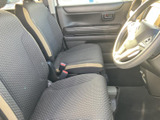 前席は座面と背もたれに落ち着いた色合いのシートを採用し、運転席まわりも見渡しやすい配置です。ドア側には手を掛けやすいスペースがあり、乗り降りの際も自然に使えます。