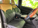 前席は座面と背もたれにゆとりを感じられる形状で、運転席・助手席ともに落ち着いて過ごせる空間です。窓から光が入り、視界もすっきり。乗り込むたびに心地よさを感じていただけます。