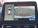 後方の映像に加えて車両周辺の様子も画面で確認でき、駐車時の位置合わせをサポートします。ガイド線を目安にしながら周囲を直接確認して操作できるため、狭い場所での駐車にも役立ちます。