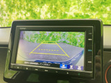 後方の映像に加えて目安となるガイド線が表示され、駐車時に後ろの状況を確認するのに便利です。周囲を目視で確認しながら画面も活用できるため、駐車場での切り返しや車庫入れをサポートします。