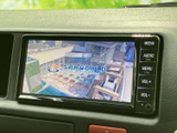停車中には画面にテレビ映像を表示でき、休憩時間などの過ごし方に活用できます。映像表示中も周囲のボタンが見やすく、画面操作の入口が分かりやすい配置です。
