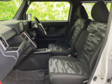 前席に座ると、フロントガラス越しに広い視界が広がります。柄入りのシートと落ち着いた内装色で、運転席・助手席ともにくつろぎやすい雰囲気です。