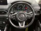 インテリアに合わせたデザインのステアリングは、運転される方のことも考え、運転しやすい形状、大きさです。是非一度、実際に触ってお確かめください。