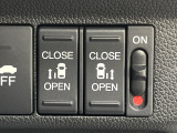 【両側パワースライドドア】スマートキーや運転席のスイッチで後席両側スライドドアの開閉が可能♪電動だから力を入れてドアを開ける必要が無く、小さなお子様でも簡単に開け閉めでき快適です♪