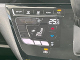 【オートエアコン】一度お好みの温度に設定すれば、車内の温度を検知し風量や温度を自動で調整。暑い&hellip;寒い&hellip;と何度もスイッチ操作をする必要はありません。快適な車内空間には必須の機能ですね♪