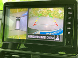 車両後方の映像に加え、周囲を俯瞰した表示とガイド線を確認でき、駐車時の周囲確認をサポートします。画面を見ながら、落ち着いて駐車位置を確かめられます。