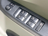 【電動格納ミラー】サイドミラーは電動格納式となっており、狭い駐車場でもキズがつくリスクを抑えられます。