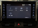 画面にはオーディオやテレビ、アプリ、情報などのメニューが表示され、目的に合わせて選びやすい構成です。周囲のボタンも確認しやすく、日常のお出かけを便利にサポートしてくれます。