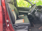 運転席まわりは前方を見渡しやすく、シートには落ち着いた色合いと差し色が配されています。足元も確認しやすく、日々の乗り降りに使いやすい室内空間です。