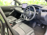 前席は身体を預けやすい形状で、運転席からの視界も確保しやすい室内です。座面や背もたれの色使いに変化があり、乗り降りの際も空間の広がりを感じられます。