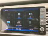 FM・AMやテレビ、ミュージックラックなどの項目が画面に並び、選びたい機能を確認しやすい表示です。音源を切り替えて、移動中の車内で好みの音楽を楽しめます。