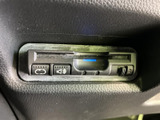 カード挿入口とボタンを備えた車載器が確認できます。ETCカードを使った料金所の通過に役立ち、高速道路を利用する際の支払いをスムーズに済ませられます。