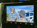 テレビ番組を画面に表示でき、停車中の待ち時間も映像を見ながら過ごせます。画面から番組内容を確認できるほか、メニュー操作で他のオーディオソースも選択できます。