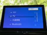ラジオやテレビ、交通情報、Bluetoothなどのメニューが並び、目的に合わせて選びやすい画面です。日々の移動に役立つ情報や音楽を、見やすく確認しながらご利用いただけます。