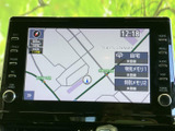 画面には現在地周辺の地図と目的地登録の項目が表示され、案内先を設定する際にも便利です。画面横には各種ボタンが並び、目的に応じた操作箇所を把握しやすい配置です。
