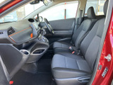 前席はシートまわりにゆとりがあり、運転席から前方を見渡しやすい配置です。落ち着いた色味のシートで、助手席の方もくつろぎやすく、日々の移動を支えます。