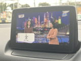 画面にテレビ番組が表示され、停車中に映像やテレビを視聴できます。お出かけ先で休憩する際など、車内で過ごす時間を楽しめる装備として活用いただけます。