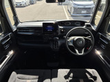 運転席から見やすい位置にナビ画面とメーターがまとまり、走行中も情報を確認しやすい配置です。手の届きやすい操作部と合わせ、日々の移動やお出かけを便利にサポートします。