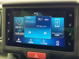 ラジオの周波数や時刻を画面で確認でき、音楽や各種設定のメニューも表示。タッチ画面に機能がまとめられており、日々のお出かけに活用しやすい装備です。