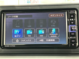 画面からテレビやラジオ、Bluetoothなどの音源を選べるメニューを表示。使いたい項目を見比べながら選択でき、移動中の音楽や音声の楽しみ方を広げてくれます。