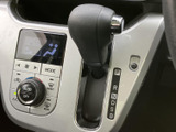 手元に複数のスイッチを備え、運転中も視線を大きく移さず操作しやすい設計です。走行中に必要な機能へ手を伸ばしやすく、日常使いにも便利です。