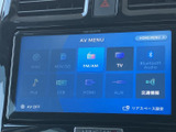 FM/AMやテレビ、Bluetooth Audioなど、複数の音源をメニューから選べる画面です。アイコンが並び、使いたい項目を見つけやすい構成で、日々の移動中も好みに合わせて利用できます。