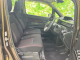 前席は窓から光が入り、運転席まわりまで見渡しやすい室内です。シートには模様入りの生地を採用し、落ち着いた色合いで清潔感のある空間です。