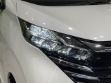 【LEDヘッドライト】悪天候や夜間走行時も良好な視界を確保し安心して運転できる高輝度LEDヘッドライトを装備!点灯速度が早く、消費電力も抑えられています。
