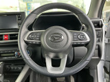 手元に複数のスイッチを備え、運転姿勢を大きく変えずに各種機能へアクセスできる仕様です。握りやすい形状で、日常の運転中も必要な操作を手元で行いやすくなっています。