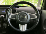 握りやすそうな形状で、運転席からメーターや周囲の操作部にも視線を移しやすい配置です。手元に自然に収まるデザインで、毎日の運転を快適にサポートします。