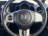 握りやすい形状で、左右のスポークにはスイッチを配置。運転姿勢を保ちながら手元で必要な操作に移りやすく、日々の運転をサポートします。