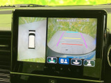 後方の映像にガイド線が表示され、駐車時に周囲との距離感をつかむ目安になります。画面内で視点を切り替えられる表示も備わり、車庫入れを支えます。