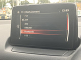 FMやAMのほか、BluetoothやUSBなど複数の音源が画面に表示されています。選べる項目が一覧で確認しやすく、普段お使いの音楽環境に合わせて利用できる便利な装備です。