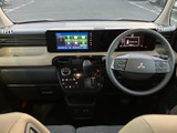 運転席まわりは、前方へ広がる視界と明るい色のパネルが特徴です。画面やメーターが目に入りやすい位置にまとまり、座ったまま周囲を確認しやすい、すっきりとした空間になっています。