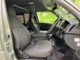 運転席まわりは前方の視界が広く、シートに座った状態で周囲を確認しやすいレイアウトです。落ち着いた色合いのシートと足元の空間が、日常の乗り降りにもなじみます。