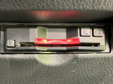 カードをセットするスロットと複数のボタンがまとまり、ETC車載器を利用した料金所の通過に役立ちます。必要な操作を確認しやすく、高速道路の利用を身近にします。
