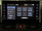 AM・FMやDVD、USB、Bluetoothなど、画面からオーディオソースを選べる仕様です。目的に合わせて音源を切り替えられ、毎日の移動でも使いやすさに配慮されています。