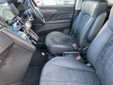 前席はゆったりしたシートに加え、前方を見渡しやすい視界も魅力です。運転席と助手席の間には手の届きやすい収納スペースがあり、日常の移動を快適に支えます。