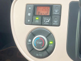 【オートエアコン】一度お好みの温度に設定すれば、車内の温度を検知し風量や温度を自動で調整。暑い&hellip;寒い&hellip;と何度もスイッチ操作をする必要はありません。快適な車内空間には必須の機能ですね♪