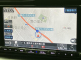 道路や周辺施設が見やすく表示され、現在地を確認しながら目的地へ向かえます。地図の縮尺や表示を切り替えられるメニューもあり、外出先でのルート確認に便利です。