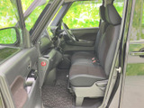 前席はゆったりと腰掛けられるシートで、運転席からの見通しも良好です。乗り降りしやすい開口部と広めの足元が、日常の使い勝手を支えます。